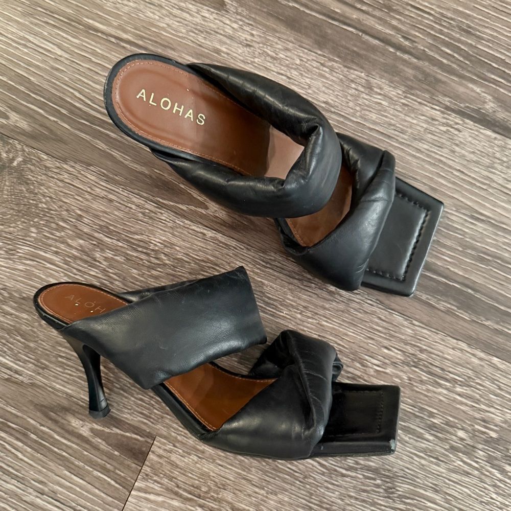 Alohas Twist Strap Mule Heels